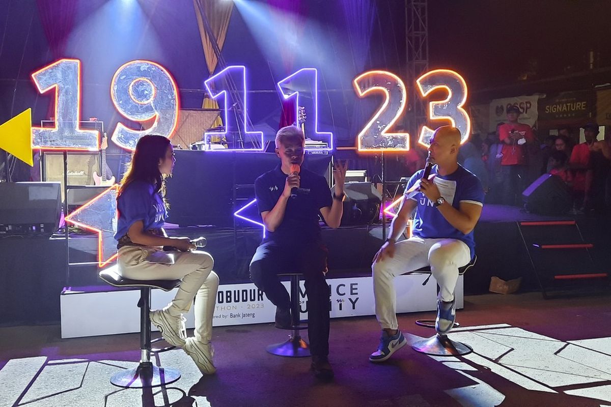 Gubernur Jateng Ganjar Pranowo (tengah) dalam peluncuran Borobudur Marathon 2023 powered by Bank Jateng di kawasan Candi Borobudur Magelang, Sabtu (18/3/2023) malam.