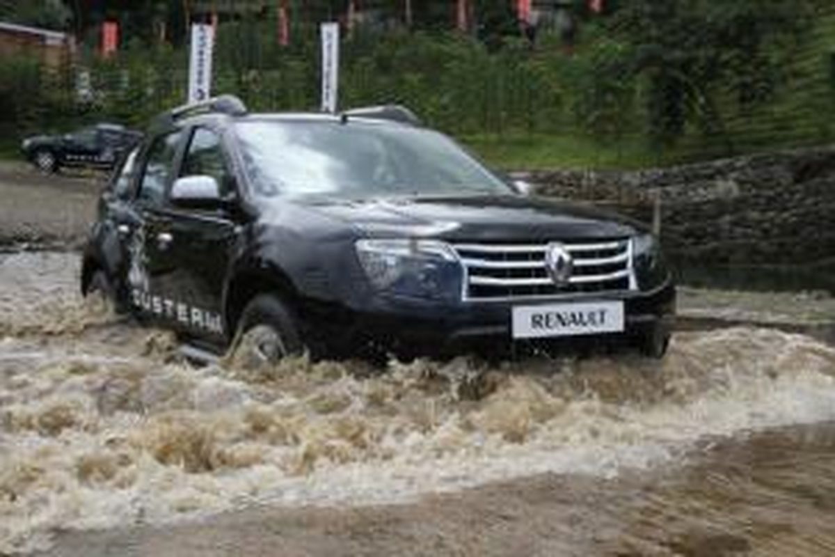 Renault Duster 4X4 saat menerabas genangan air yang cukup tinggi.