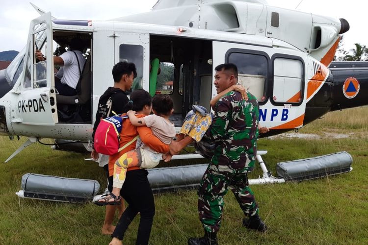 Dandim 1417/Kendari Letkol Cpn Fajar Lutvi  Haris Wijaya membantu proses evakuasi warga korban banjir di Kabupaten Konawe Utara, Sultra dengan menggunakan Helikopter milik BNPB RI (Foto Dokumen Kodim 1417/Kendari)