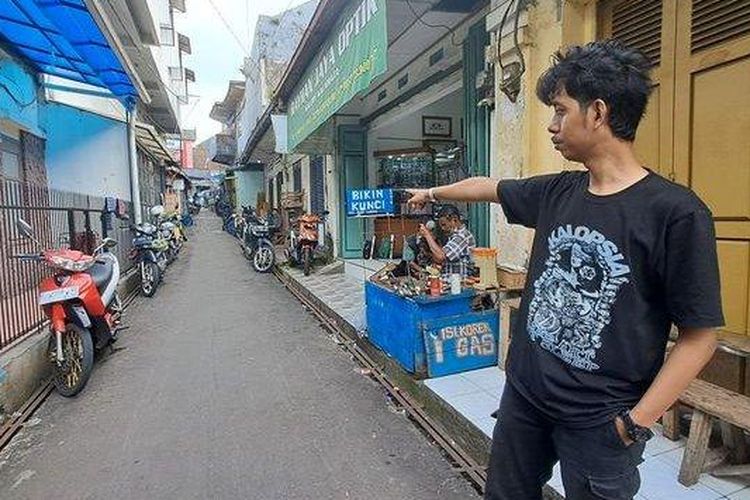 M. Sidik Saefulrahman menunjukan lokasi Alprih dipatuk ular king kobra di Gang Lipur Jalan A. Yani, Kota Sukabumi, Rabu (21/12/2022). Alprih dipatuk ular pada Minggu (18/12/2022) malam. 