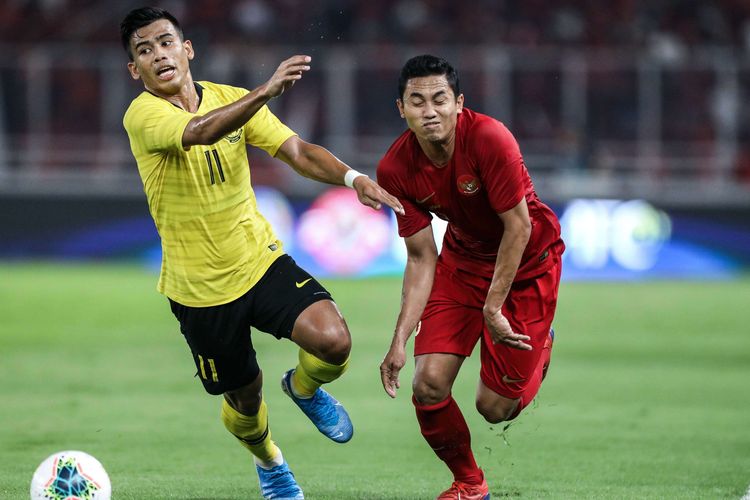 Pesepak bola timnas Indonesia, Ricky Saputra berebut bola dengan pesepak bola timnas Malaysia saat pertandingan Kualifikasi Piala Dunia 2022 Grup G Zona Asia di Stadion Gelora Bung Karno, Senayan, Jakarta, Kamis (5/9/2019). Tim nasional Indonesia menelan kekalahan dari Malaysia dengan skor 2-3.