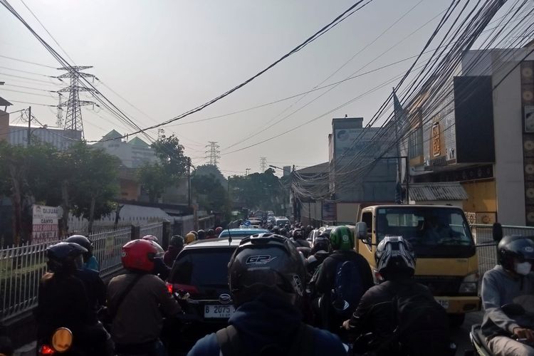 Kemacetan terjadi di Jalan Raya Condet menuju PGC Cililitan 