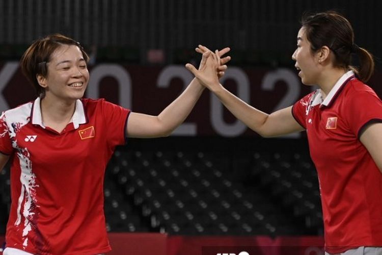 Ganda putri China Chen Qingchen/Jia Yifan merayakan kemenangan atas Kim So-yeong/Kong Hee-yong pada laga semifinal badminton Olimpiade Tokyo 2022, Sabtu (31/7/2021). 