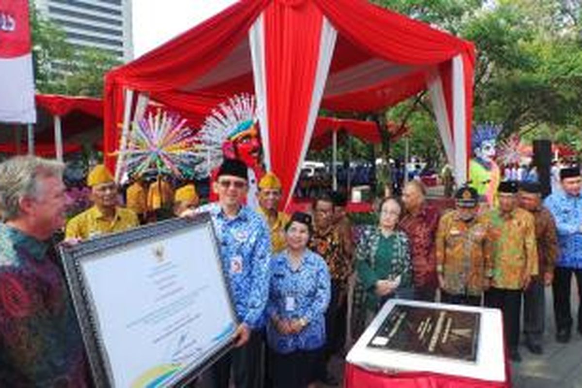 Gubernur DKI Jakarta Basuki Tjahaja Purnama menandatangani prasasti Taman Makam Perintis Kemerdekaan, di Lapangan IRTI Monas, Selasa (10/11/2015). 