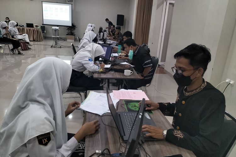 Potret tahapan Penerimaan Peserta Didik Baru (PPDB) Sekolah Menengah Atas Negeri (SMAN) dan Sekolah Menengah Kejuruan Negeri (SMKN) di Kota Solo, Jawa Tengah (Jateng).