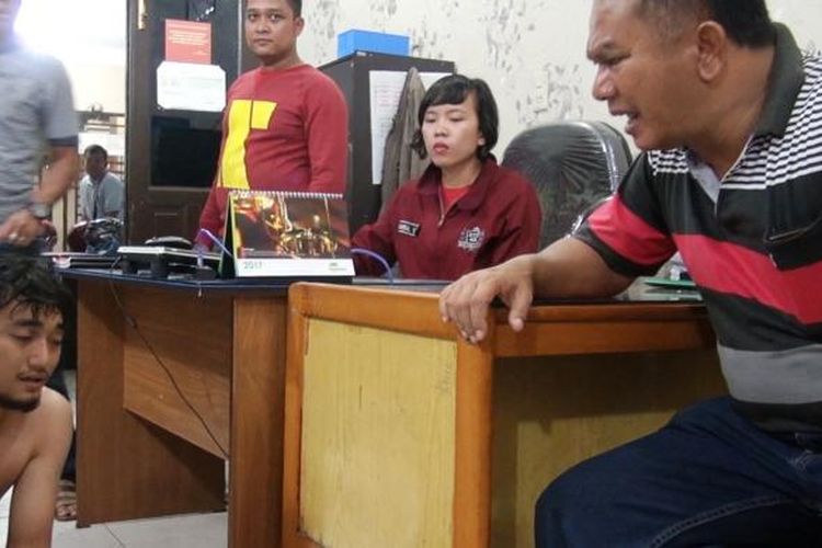 Satu dari empat kurir narkoba yang diamankan tim gabungan Polres Metro Jakarta Barat dan Polres Asahan, Jumat (27/1/2017)