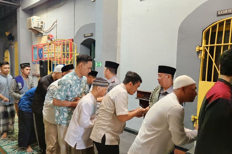 Narapidana Rutan Salatiga saling berjabat tangan setelah salat Idul Fitri, Rabu (10/4/2024)