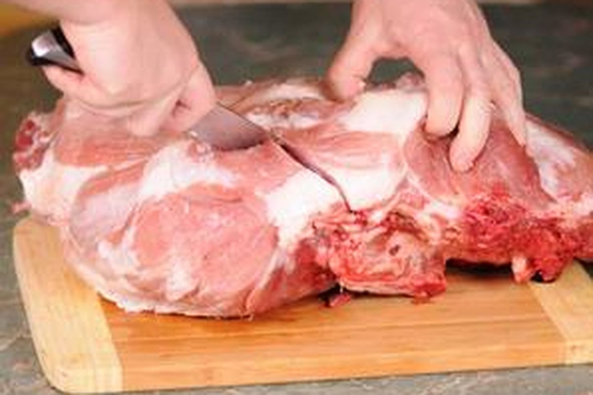 Jangan memotong searah serat daging.