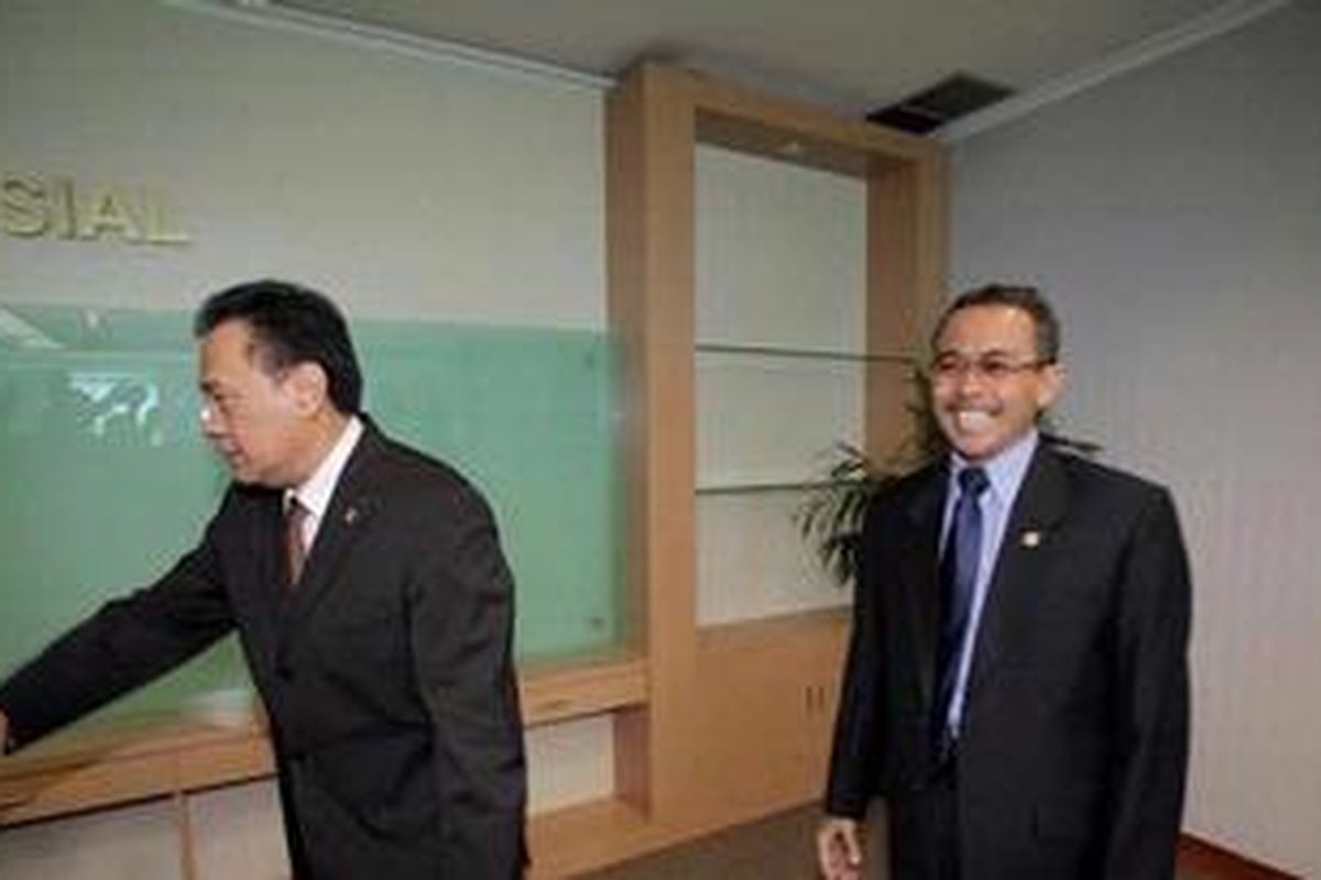 Menteri Keuangan, Agus Martowardojo (kiri) menemui Ketua Komisi Yudisial, Eman Suparman di gedung KY, Jakarta, Kamis (12/4/2012). Menkeu bersama KY, Mahkamah Agung dan Kementerian Pemberdayagunaan Aparatur Negra dan Reformasi Birokrasi bertemu membahas tuntutan kenaikan gaji dari hakim. 