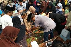 Tangis Keluarga Iringi Pemakaman PNS Kementerian PU yang Tewas Dicor