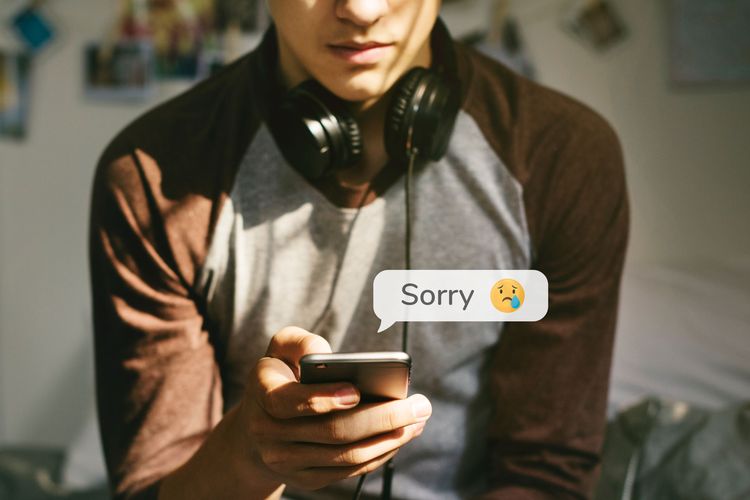 Ilustrasi seorang laki-laki meminta maaf kepada pacarnya lewat chat.