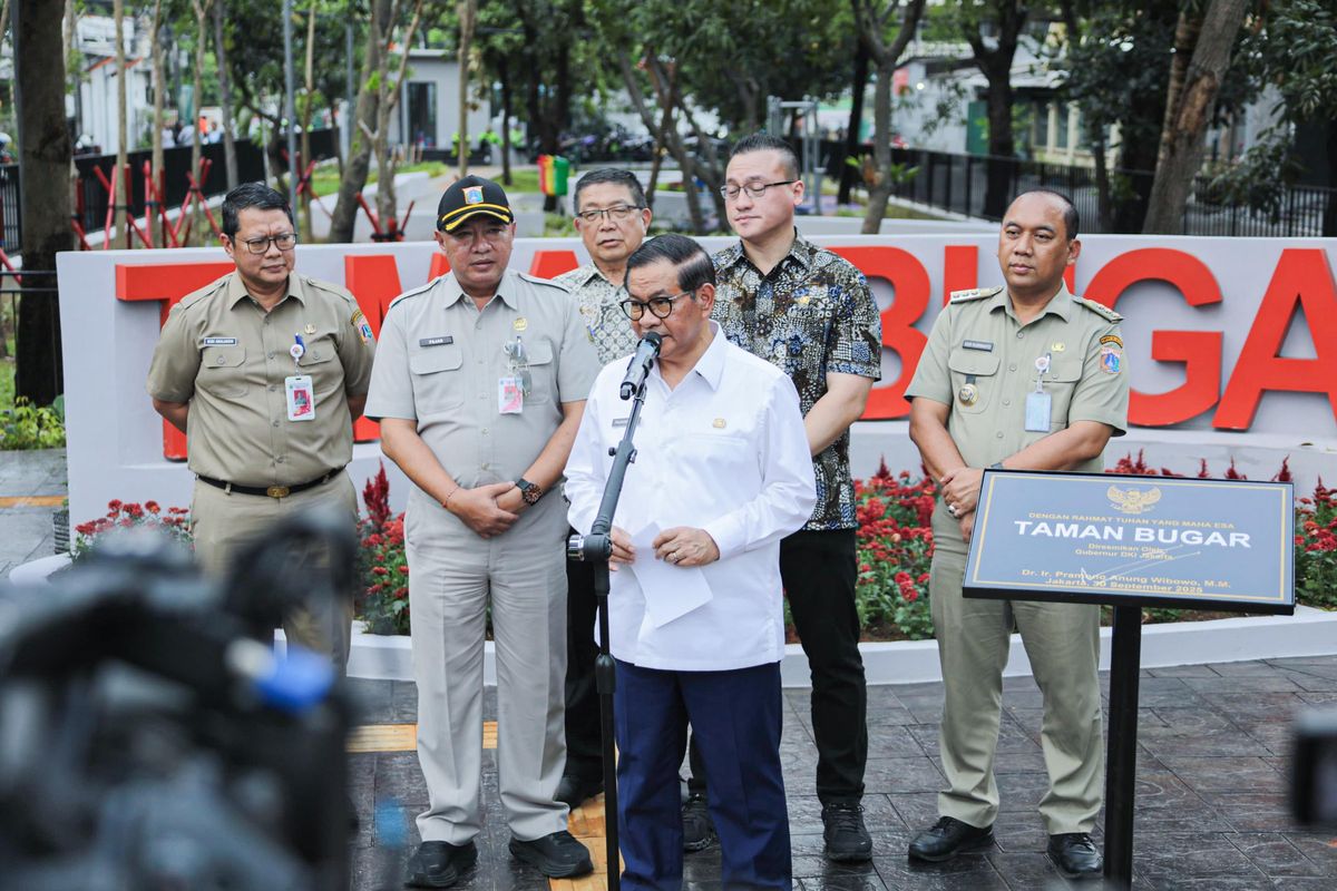 Gubernur DKI Jakarta Pramono Anung didampingi Kepala Dinas Pertamanan dan Hutan Kota (Distamhut) DKI Jakarta meresmikan Taman Bugar, di Kelurahan Duri Kepa, Kebon Jeruk, Jakarta Barat, Selasa (30/9/2025).
