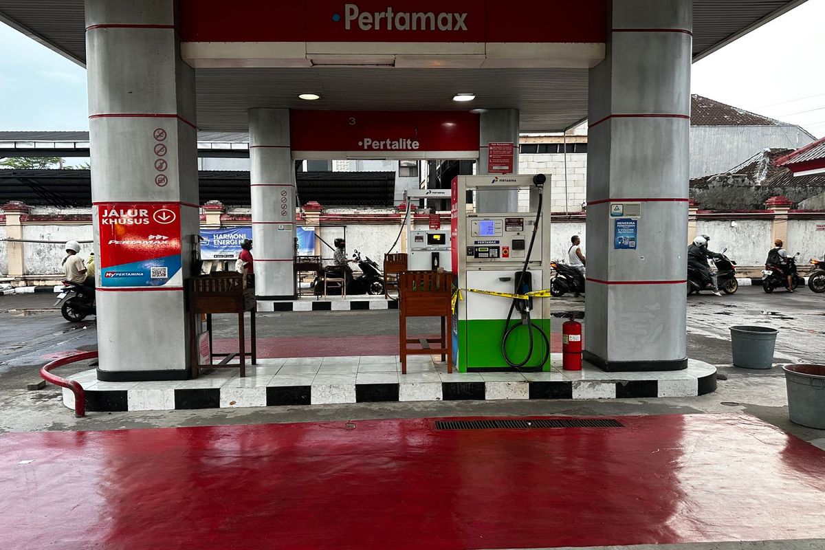 Polresta Denpasar memasang garis polisi di Dispenser SPBU 54 801 32 di Jalan Gunung Soputan No.29, Pemecutan Klod, Kecamatan Denpasar Barat, Kota Denpasar, Provinsi Bali, Kamis (10/4/20225). / Dok. Humas Pertamina Patra Niaga Jatimbalinus 