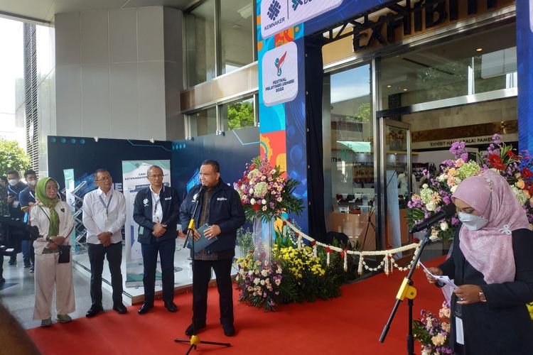Wakil Menteri Ketenagakerjaan (Wamenaker) Afriansyah Noor memberikan sambutan sebelum membuka Festival Job Fair secara resmi, di Jakarta Convention Centre (JCC), Jumat (28/10/2022).
