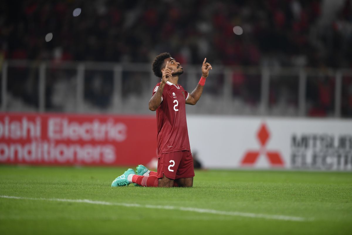 Pesepak bola Timnas Indonesia Yakob Sayuri meluapkan kegembiraan usai mengalahkan Timnas Kamboja dalam pertandingan Grup A Piala AFF 2022 di Stadion Utama Gelora Bung Karno (SUGBK), Jakarta, Jumat (23/12/2022). Timnas Indonesia berhasil menang dengan skor 2-1. ANTARA FOTO/Akbar Nugroho Gumay/tom.