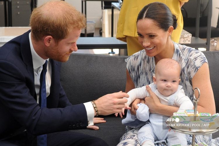 Pangeran Harry mengaku memindahkan Meghan istrinya (kanan) dan putranya Archie (tengah) ke California untuk memutus siklus keluarga dari rasa sakit dan penderitaan.
