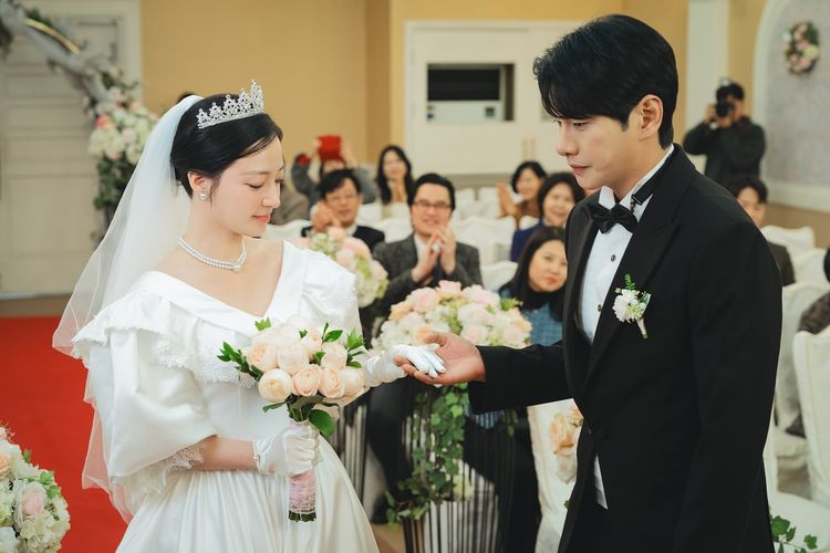 Drama Marry My Husband episode 11 menampilkan Jung Soo Min (Song Ha Yoon) menikah dengan Park Min Hwan (Lee Yi Kyung). 