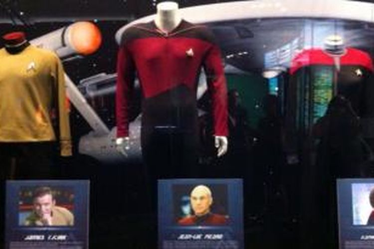 Kostum tokoh film fiksi Star Trek Kapten Jean-Luc Picard dipamerkan dalam Star Trek: The Exhibition–The Final Frontier, yang diadakan di Gandaria City Extra Ground, Jakarta Selatan, 31 Mei - 13 Juli 2014.