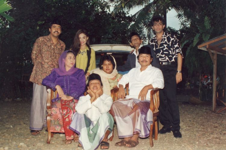Film serial Si Doel Anak Sekolahan yang ditayangkan RCTI mengangkat kultur Betawi. Film yang disutradarai Rano Karno (berdiri kiri), dengan pemain di antaranya Cornelia Agatha (berdiri kedua kiri), Aminah Cendrakasih (duduk kiri), Benyamin S (duduk kanan).
