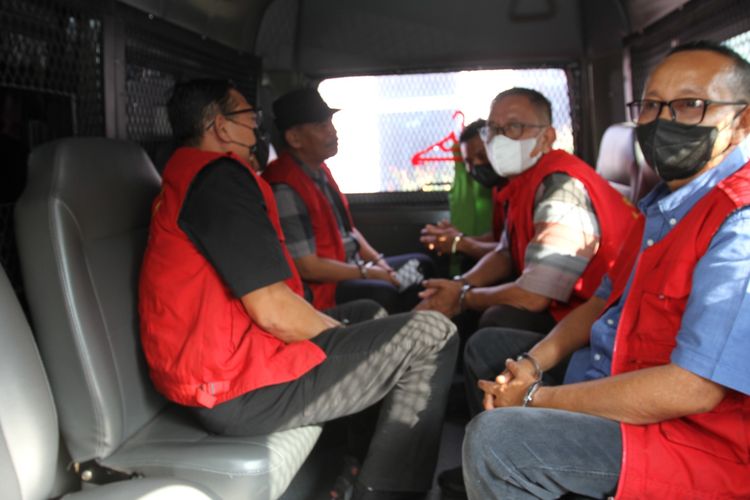 Tersangka suap PPPK Batubara saat berada di mobil tahanan kejaksaan, Selasa (24/7/2024)