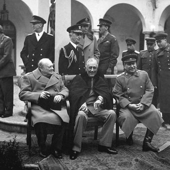 Para pemimpin negara Big Three pendiri PBB (dari kiri ke kanan): Perdana Menteri Inggris WInston Churchill, Presiden Amerika Serikat Franklin D Roosevelt, dan Pemimpin Uni Soviet Josef Stalin dalam Konferensi Yalta yang digelar pada Februari 1945. 