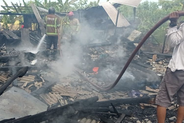 Petugas memadamkan rumah terbakar di Desa Mejasem Timur, Kecamatan Kramat, Kabupaten Tegal, Jawa Tengah, Senin (8/8/2022).  (Dok. PMI Kabupaten Tegal)