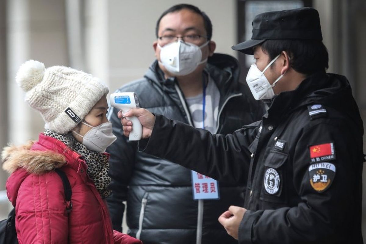 Dampak Virus Corona, sejumlah petugas melakukan pemeriksaan ketat di sejumlah wilayah di China