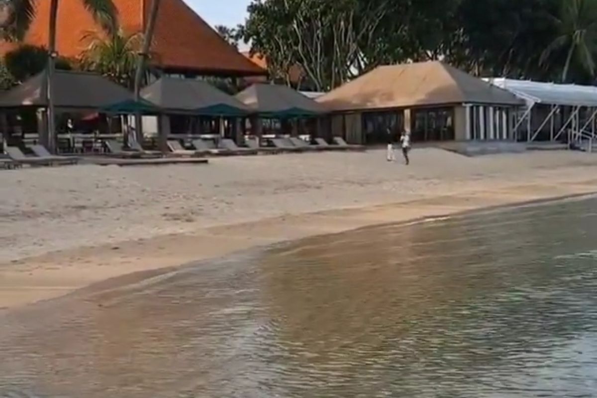 Tangkapan layar tempat seorang warga yang diusir saat duduk di pantai kawasan Sanur, Bali, viral di media sosial, Rabu (24/3/2021). 