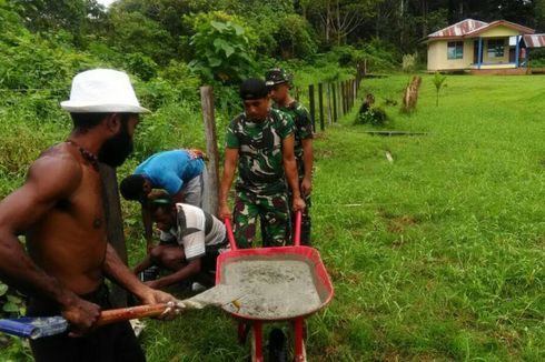 Di Tengah Puasa, Prajurit TNI Bantu Perbaiki Pagar Gereja di Papua