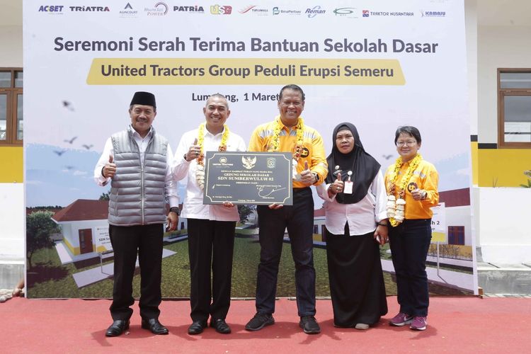 PT United Tractors Tbk (UT) menyerahkan bantuan satu unit SD di Desa Sumbermujur, Kecamatan Candipuro, Kabupaten Lumajang, Jawa Timur pada Rabu, 1 Maret 2023.