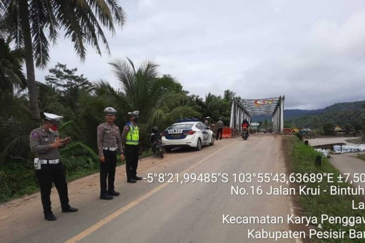 Kondisi arus lalu lintas di jembatan Pekon Lay, Provinsi Lampung