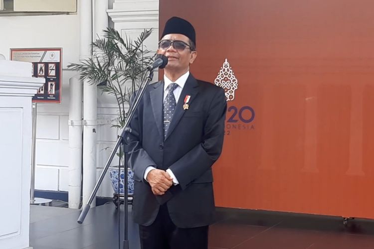 Menteri Koordinator Bidang Politik, Hukum, dan Keamanan Mahfud MD memberikan keterangan pers seusai menghadiri pelantikan Yudo di Istana Negara, Jakarta, Senin (19/12/2022).