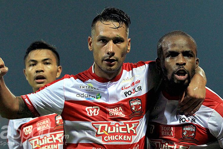 Gelandang Madura United, Raphael Maitimo (tengah), merayakan gol bersama rekan setimnya Greg Nwokolo saat melawan Barito Putera dalam laga perdana Liga 1 2018 di Stadion Gelora Ratu Pamellingan Pamekasan, Jawa Timur, Senin (26/03/2018) malam.
