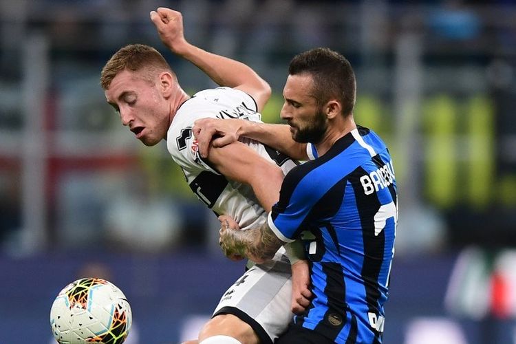 Marcelo Brozovic berebutan bola dengan Dejan Kulusevski pada laga Inter Milan vs Parma dalam lanjutan Serie A Liga Italia, 26 Oktober 2019. 