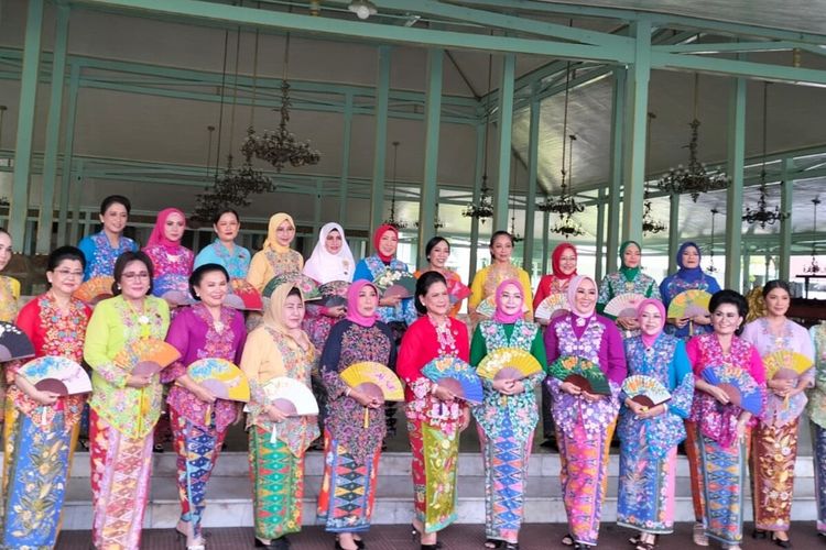 Ibu Negara Iriana Jokowi dan Wury Ma'ruf Amin bersama rombongan Organisasi Aksi Solidaritas Era (OASE) Kabinet Indonesia Maju foto bersama di Pendapa Pura Mangkunegaran Solo, Jawa Tengah, Rabu (15/3/2023).