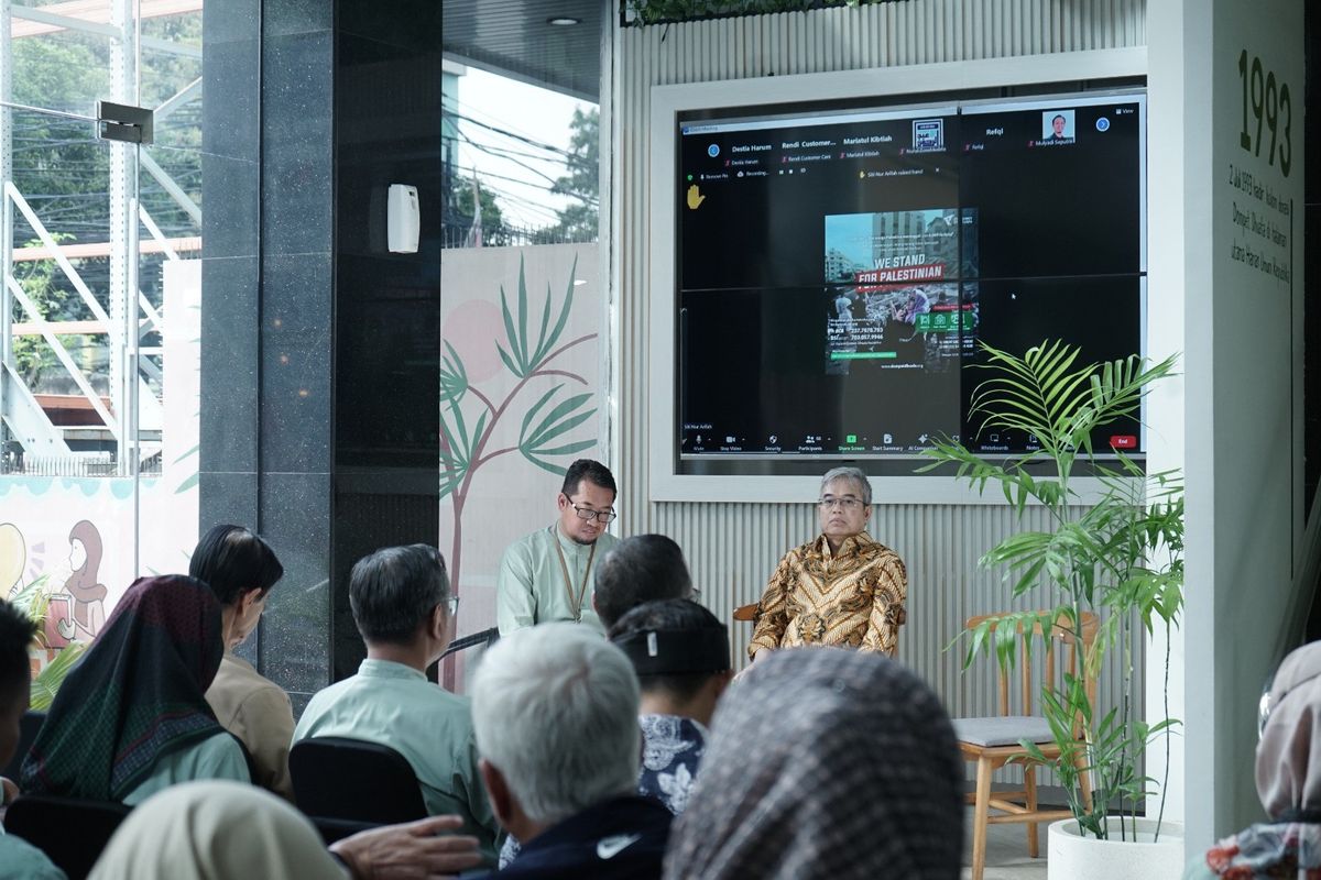 Anggota Dewan Pembina Dompet Dhuafa Yudi Latif saat memberikan penguatan nilai-nilai positif kepada insan Dompet Dhuafa di Philanthropy Building pada Selasa (9/1/2024).