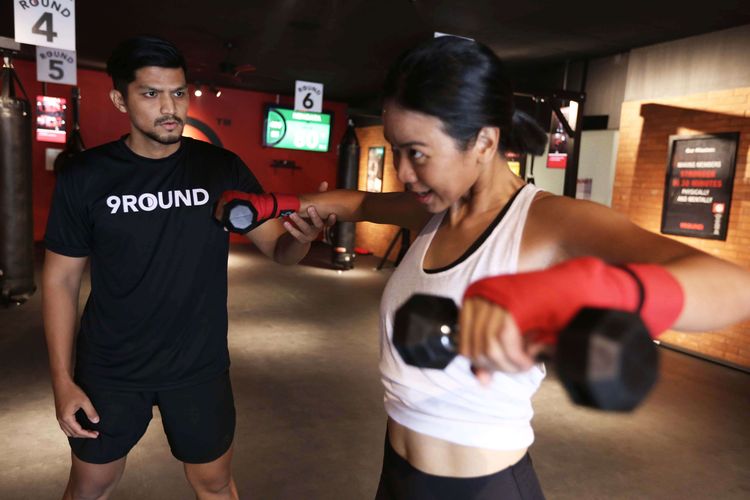 Seorang personal trainer sedang membimbing anggota (member) 9Round Kickbox Fitness di Jalan Senopati,  Kebayoran Baru, Jakarta, Minggu (26/12/2021). 9Round Kickbox Fitness memiliki konsep workout yang berdurasi hanya 30 menit, dengan slogan making members stronger in 30 minutes, physically and mentally!.