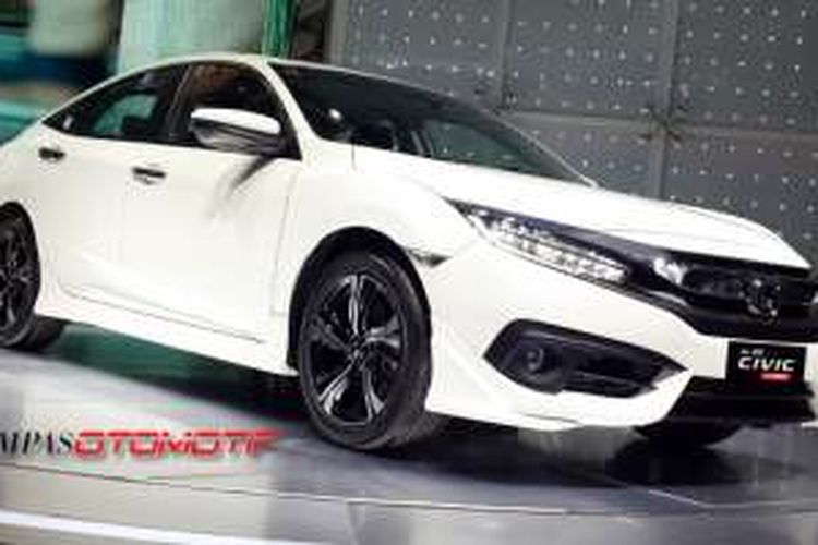 Honda Civic Turbo Prestige, lebih sporty dengan body kit.