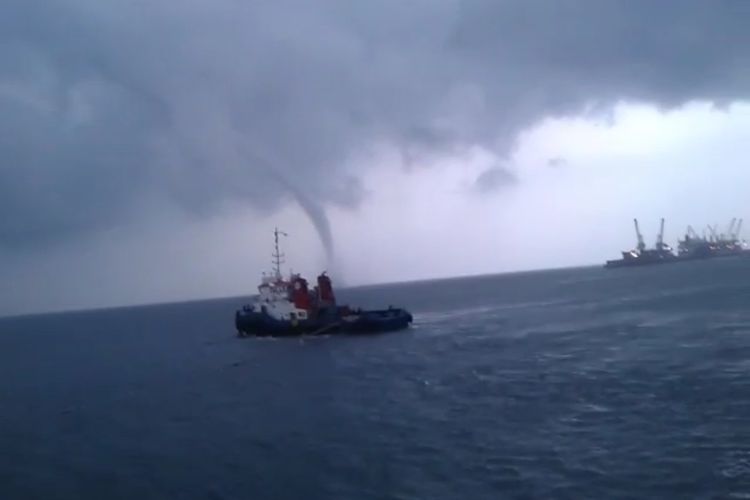 Potongan gambar waterspout yang sempat membuat nelayan Paiton panik. 