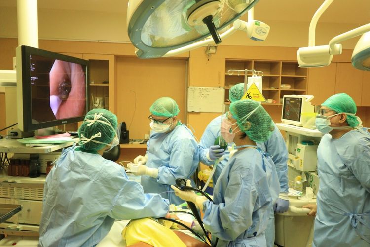 Tindakan pemeriksaan organ dalam dengan endoskopi di Bunda Endoscopy Center Jakarta.