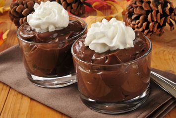 Resep Puding Cokelat 6 Bahan, Sajikan Dingin dengan Whipped Cream