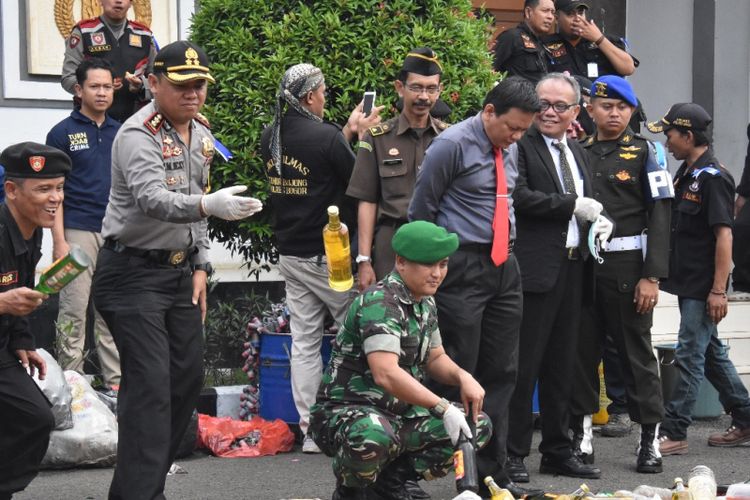 Polres Bogor memusnahkan ribuan botol miras dan petasan di halaman Mapolres Bogor, Jumat (22/12/2017).