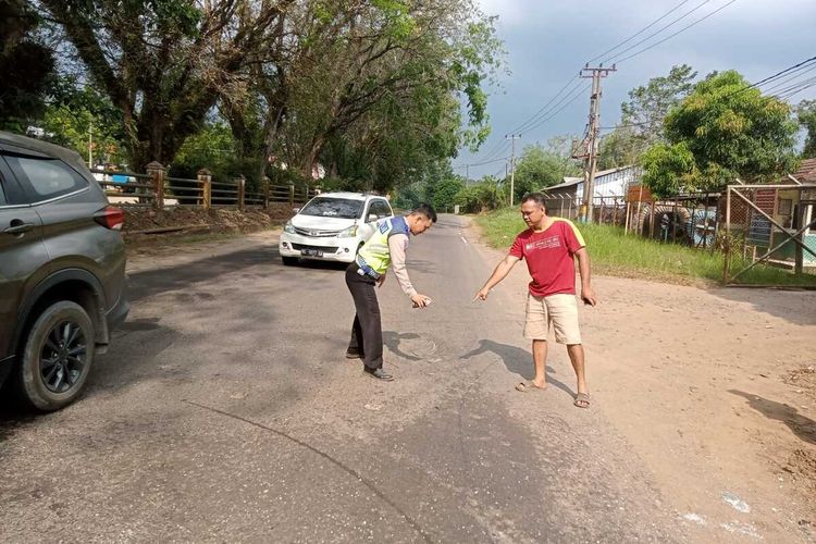 Polisi melakukan olah TKP kecelakaan maut di Lintas Desa Tebat Agung, Kecamatan Rambang Niru, Kabupaten Muara Enim, Sumatera Selatan