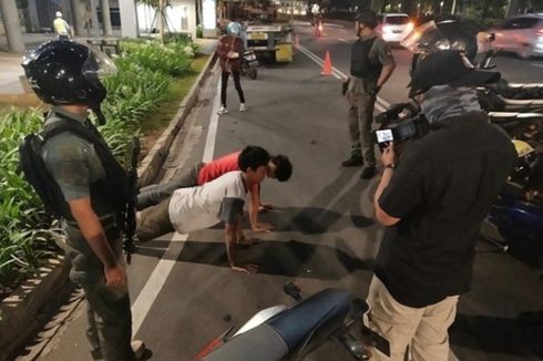 Tendang Traffic Cone di Sudirman, Dua Pemuda Ini Kena Hukuman Push-Up