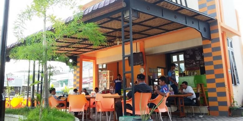 Penikmat kopi menyesap kopi di Taman Simpang Legos, Kota Lhokseumawe, Aceh, Jumat (2/10/2015). Area itu menawarkan aneka kopi Gayo dari dataran tinggi Gayo, Aceh. 