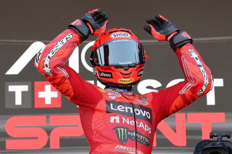 Marc Marquez dari Tim Ducati Lenovo merayakan kemenangan dalam sprint race Grand Prix MotoGP Aragon di sirkuit Motorland di Alcaniz, timur laut Spanyol, pada 7 Juni 2025.
