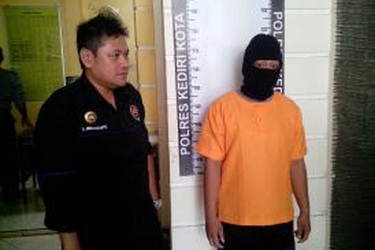 Tersangka pengedar dobel L Dir, saat ekspos kasus di Mapolres Kediri Kota, Jawa Timur, Selasa (11/2/2014).