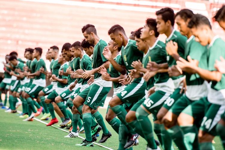 Para pemain Persebaya antusias menjalani sesi latihan mengembalikan kondisi fisik di Stadion Gelora Bung Tomo, Senin (22/4/2019)