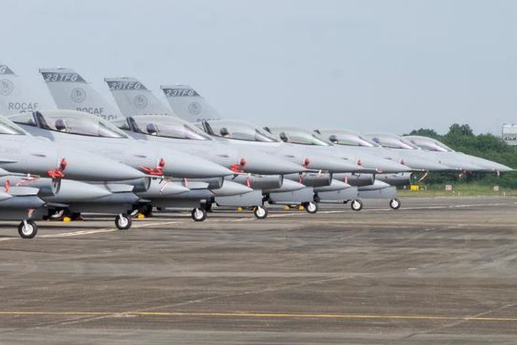 Jet tempur tipe F-16V yang dibeli Taiwan dari AS di bandara militer Chiayi
