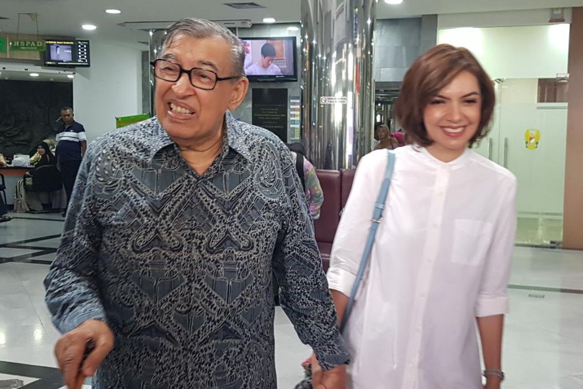 Cendekiawan Muslim Quraish Shihab ditemani putrinya, Presenter Najwa Shihab usai menjenguk Presiden RI ke-3 BJ Habibie di Paviliun Kartika, RSPAD Gatot Subroto, Jakarta Pusat, Rabu (11/9/2019).